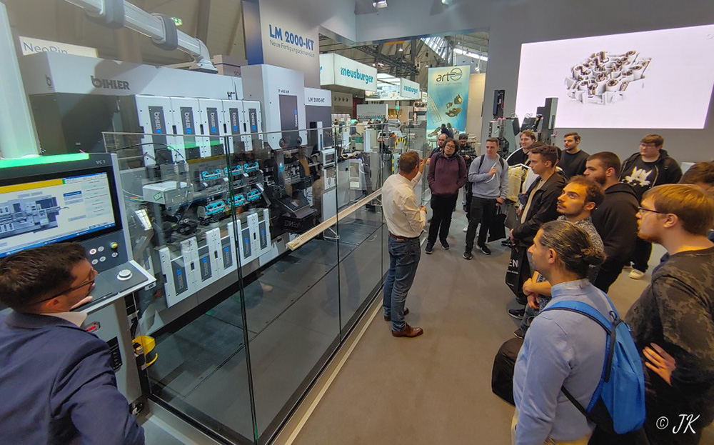 Schüler der ADV auf dem Rundgang über die Blechexpo