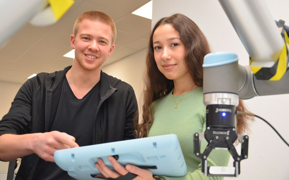 Schüler:innen am Roboter