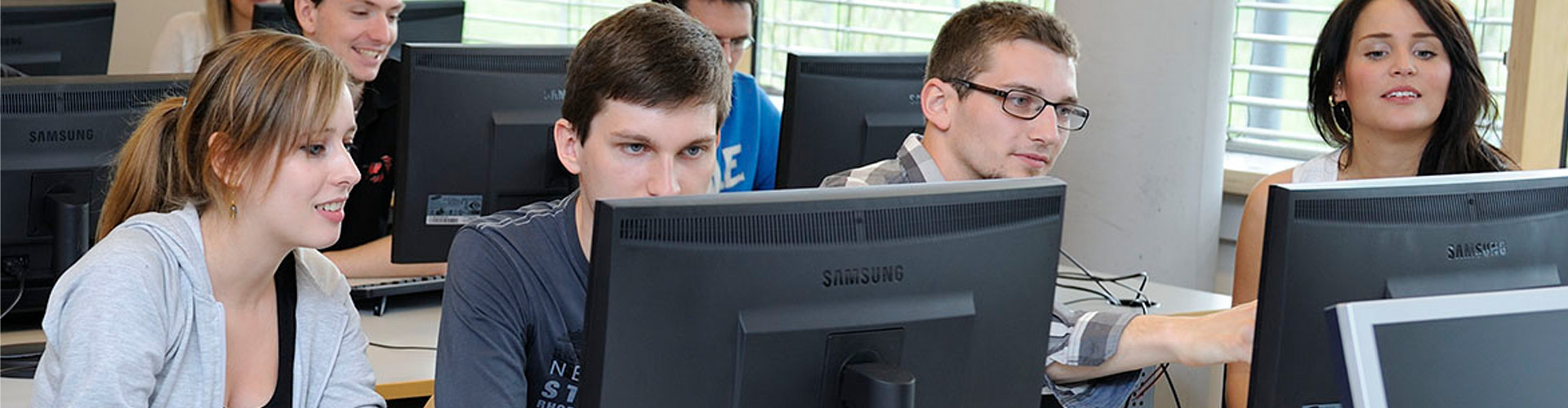 Schüler vor PCs.